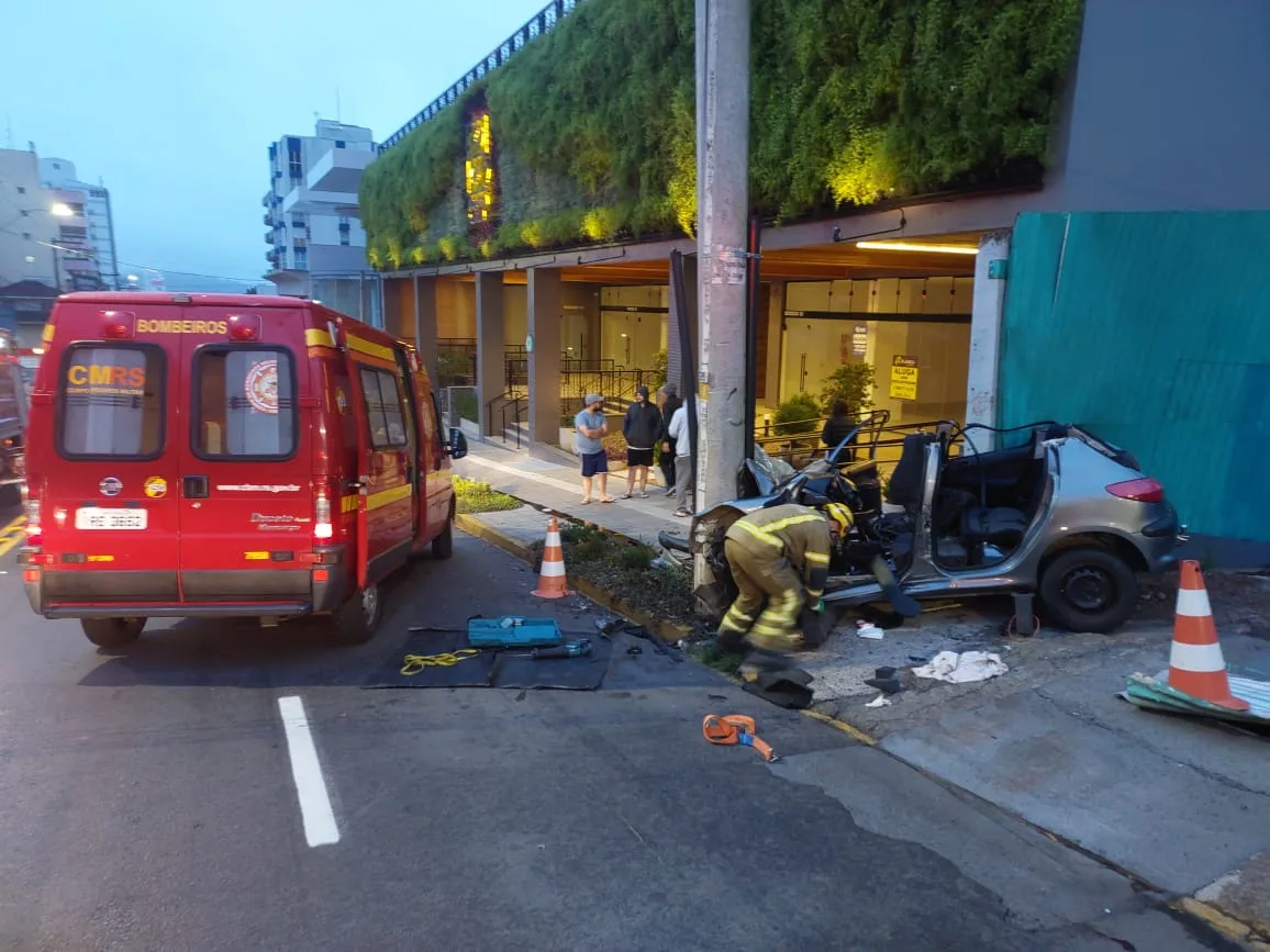 Jovem é resgatado das ferragens de veículo após colisão em poste no Centro de Bento Gonçalves