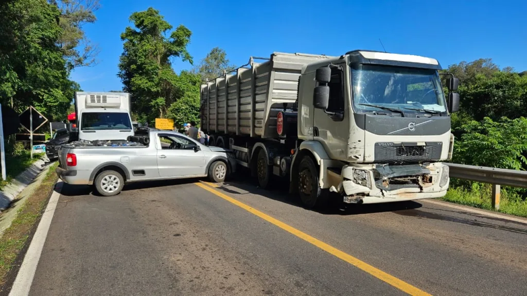 Engavetamento envolvendo cinco veículos interrompeu o trânsito e deixou duas pessoas feridas na BR-470.