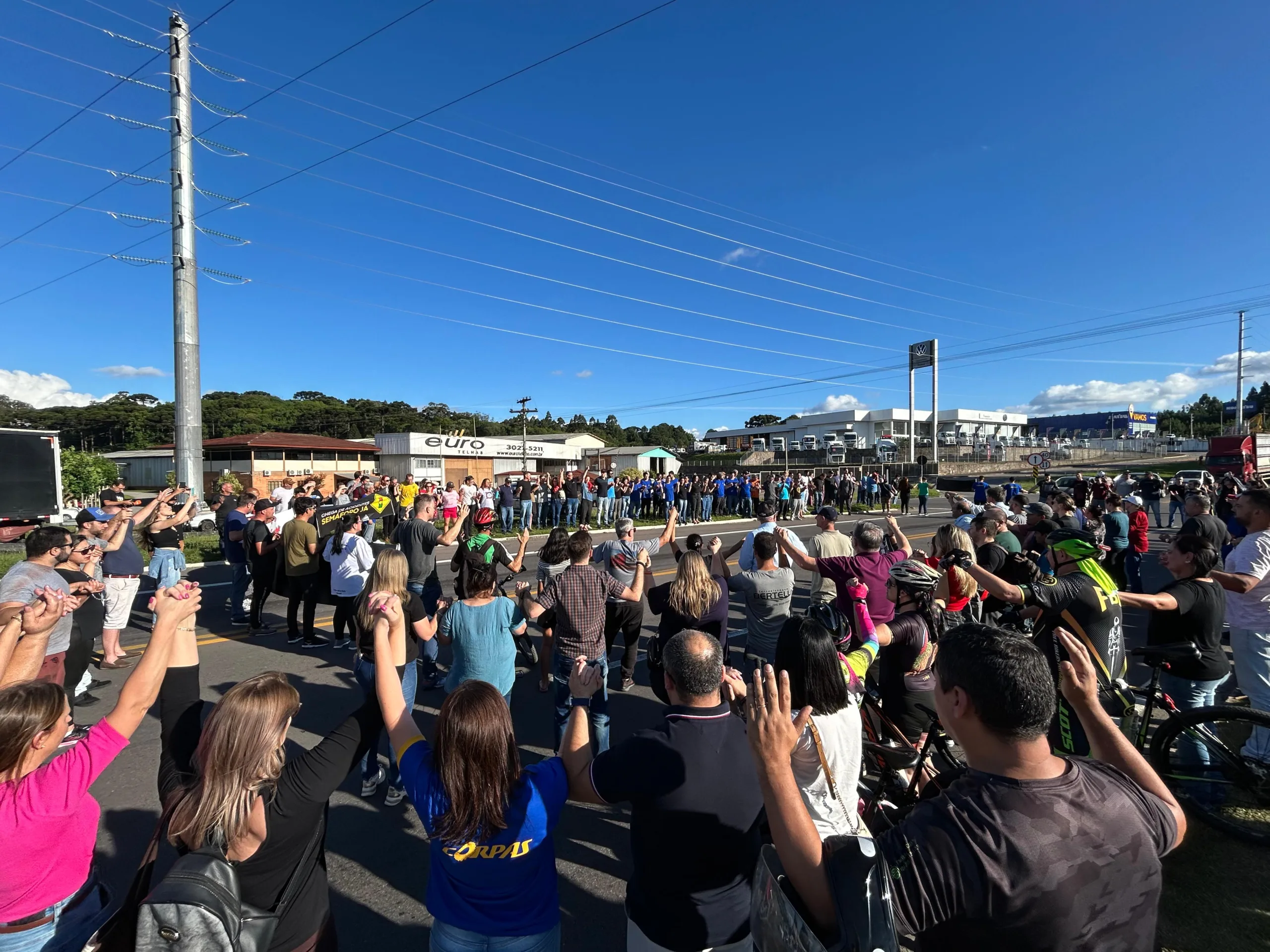 Com cartazes e oração, protesto reivindica instalação de semáforos na Rota do Sol, em Caxias do Sul