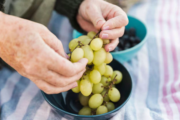 Comer uvas embaixo da mesa - Foto by Freepik