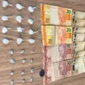 Durante a abordagem, os policiais localizaram com o homem: 12 porções de crack, 12 porções de cocaína e R$ 410,50 em dinheiro.