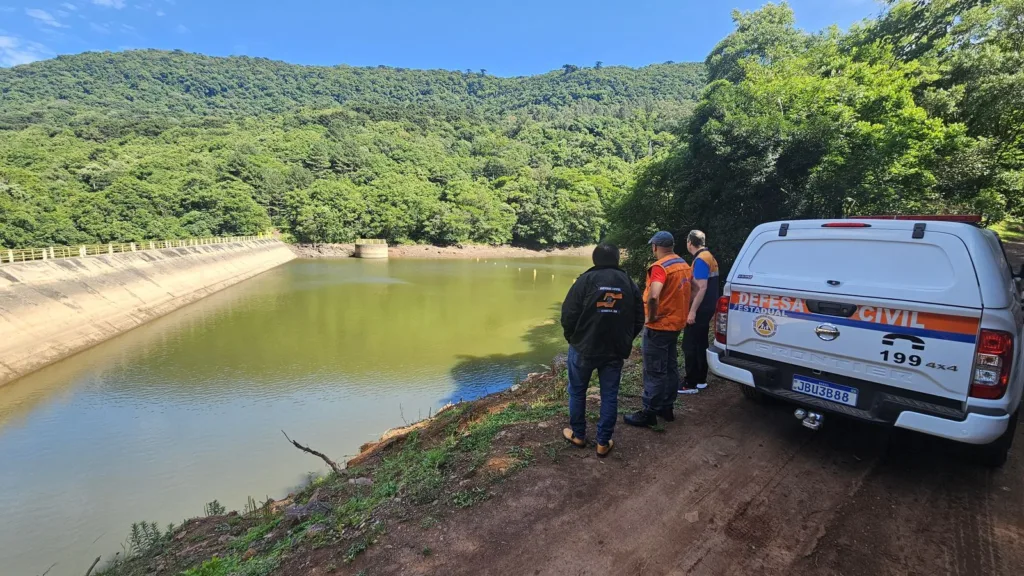 Após deslizamento de terra e rompimento de adutora, estradas são interditadas pela Defesa Civil em Canela