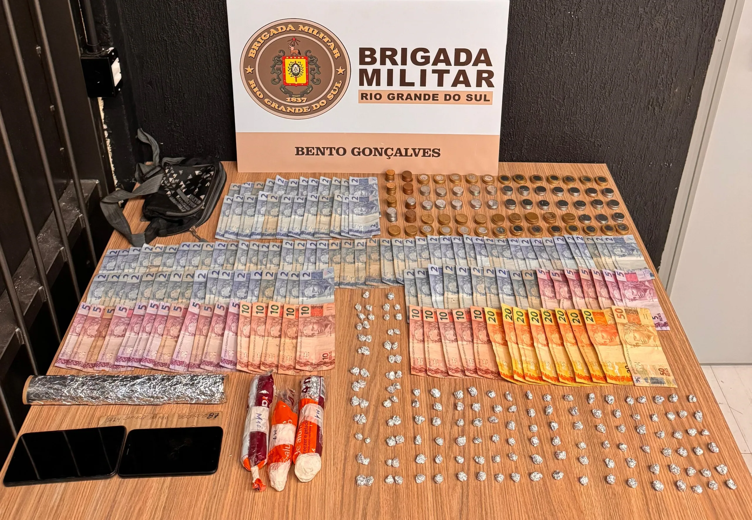 Com a dupla, foram apreendidos 357 porções de crack, uma porção de cocaína, R$ 831,97 em dinheiro e dois celulares.