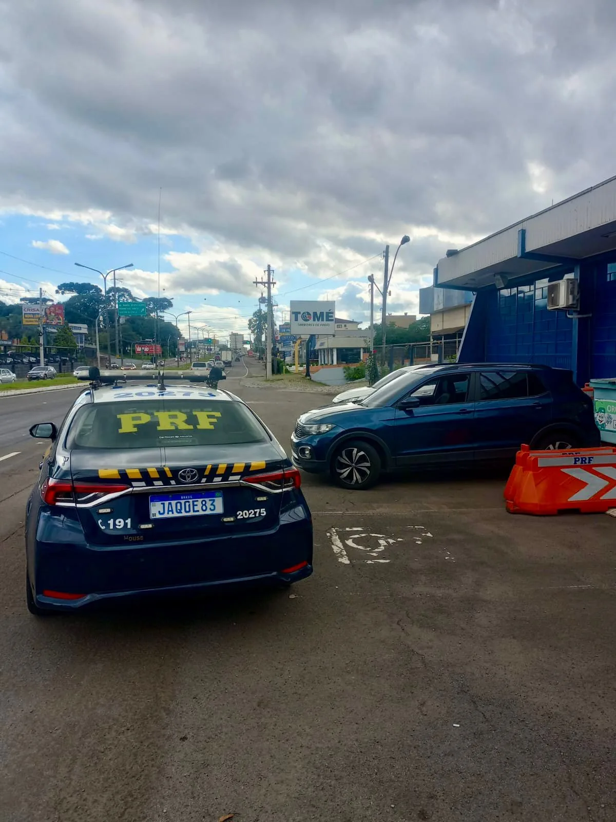 Motorista é preso com veículo roubado e com placas clonadas em Caxias do Sul