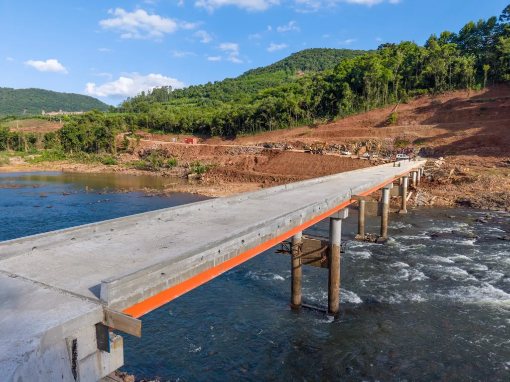 Com 90 metros de extensão e pista de 4 metros de largura, a nova estrutura utiliza a mesma metodologia adotada na ponte de Nova Roma do Sul.