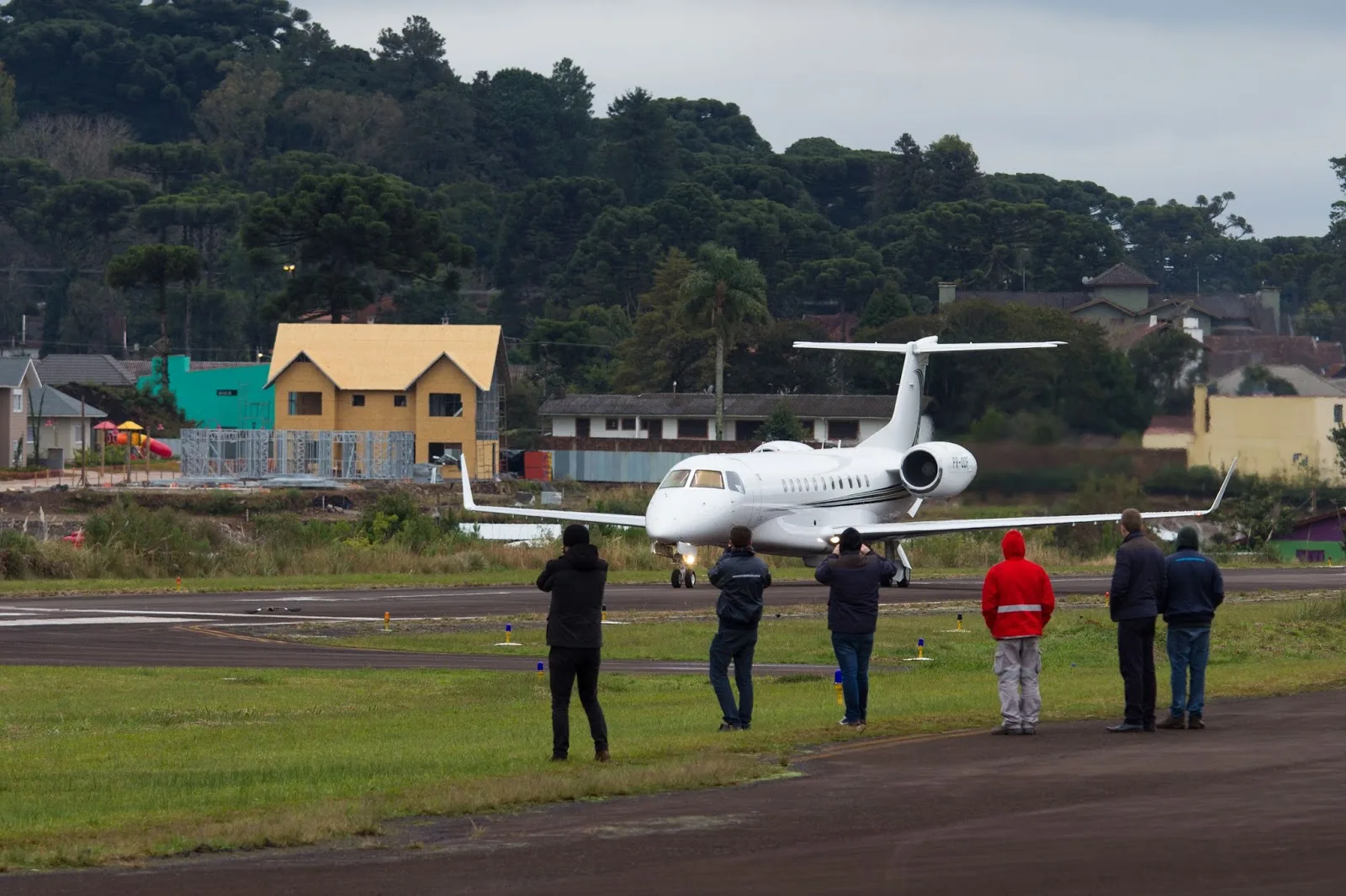 Assim, o aeroporto de Canela está apto para receber aeronaves da categoria 2C, com capacidade média de até 72 passageiros.