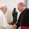 Papa Francisco cumprimenta dom Jaime pela ascensão ao cardinalato