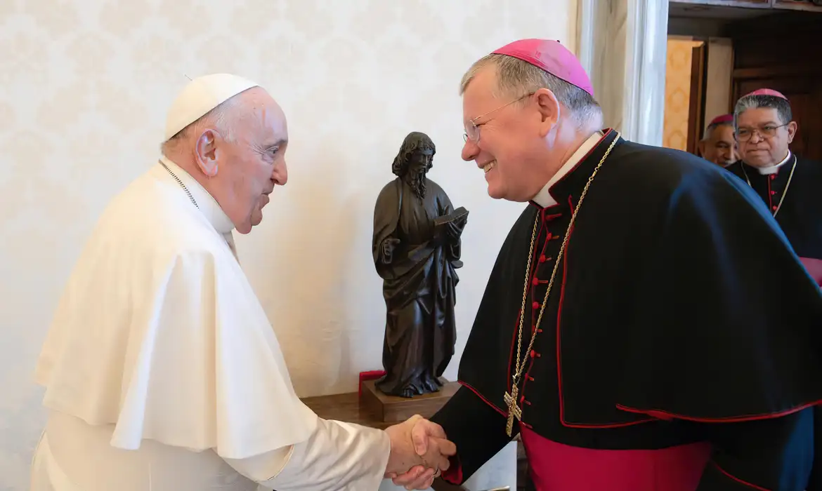 Papa Francisco cumprimenta dom Jaime pela ascensão ao cardinalato