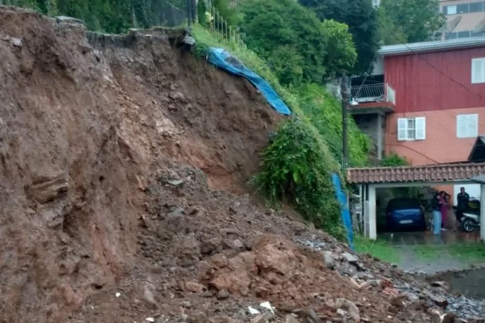 Chuva intensa causa estragos na Serra Gaúcha neste Natal