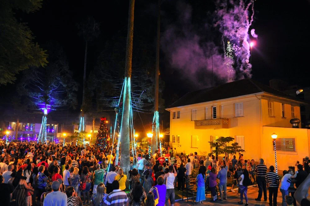 Desfile cênico e chegada do Papai Noel abre programação artística do `Encanto de Natal` de Ana Rech, em Caxias do Sul