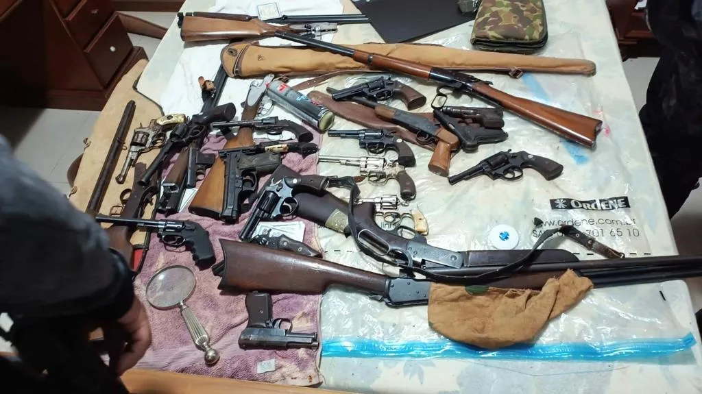 Operação apreendeu 60 armas durante a manhã desta terça-feira