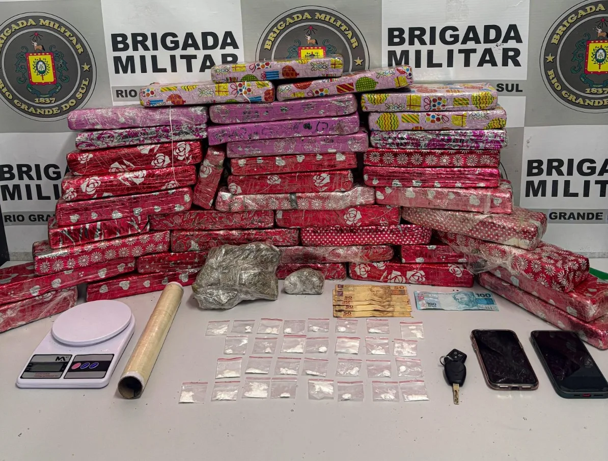 Além de drogas, os policiais apreenderam material utilizado para o tráfico