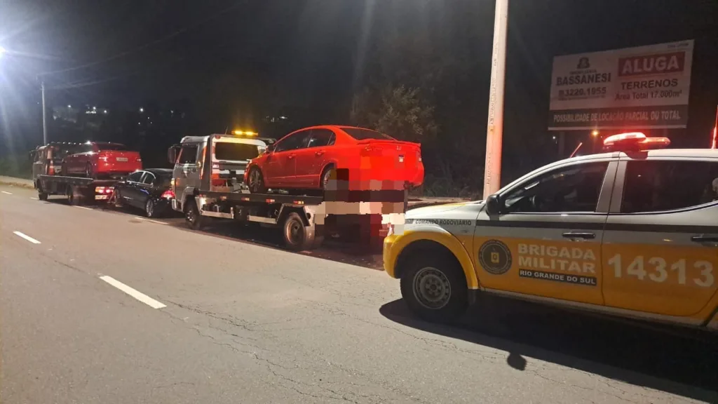 Brigada Militar flagra três veículos disputando racha na ERS-122, em Caxias do Sul