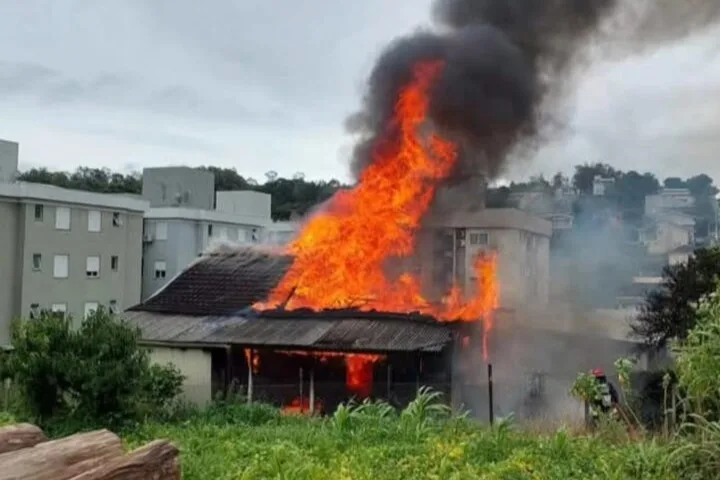 Incêndio atinge casa em Garibaldi