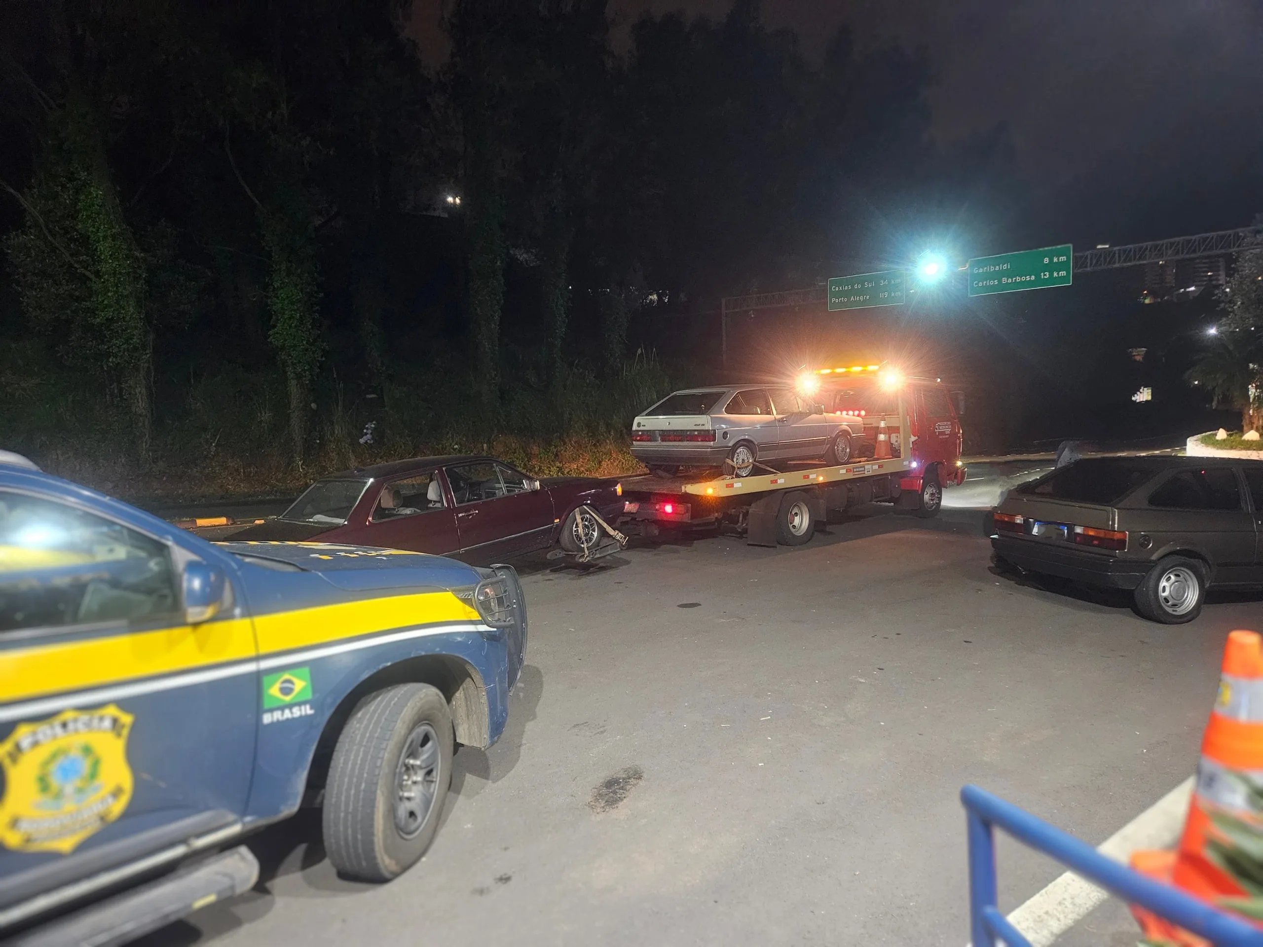 Agentes da Polícia Rodoviária Federal (PRF) flagraram três motoristas disputando um racha na BR-470, em Bento Gonçalves, na noite de segunda-feira (9)