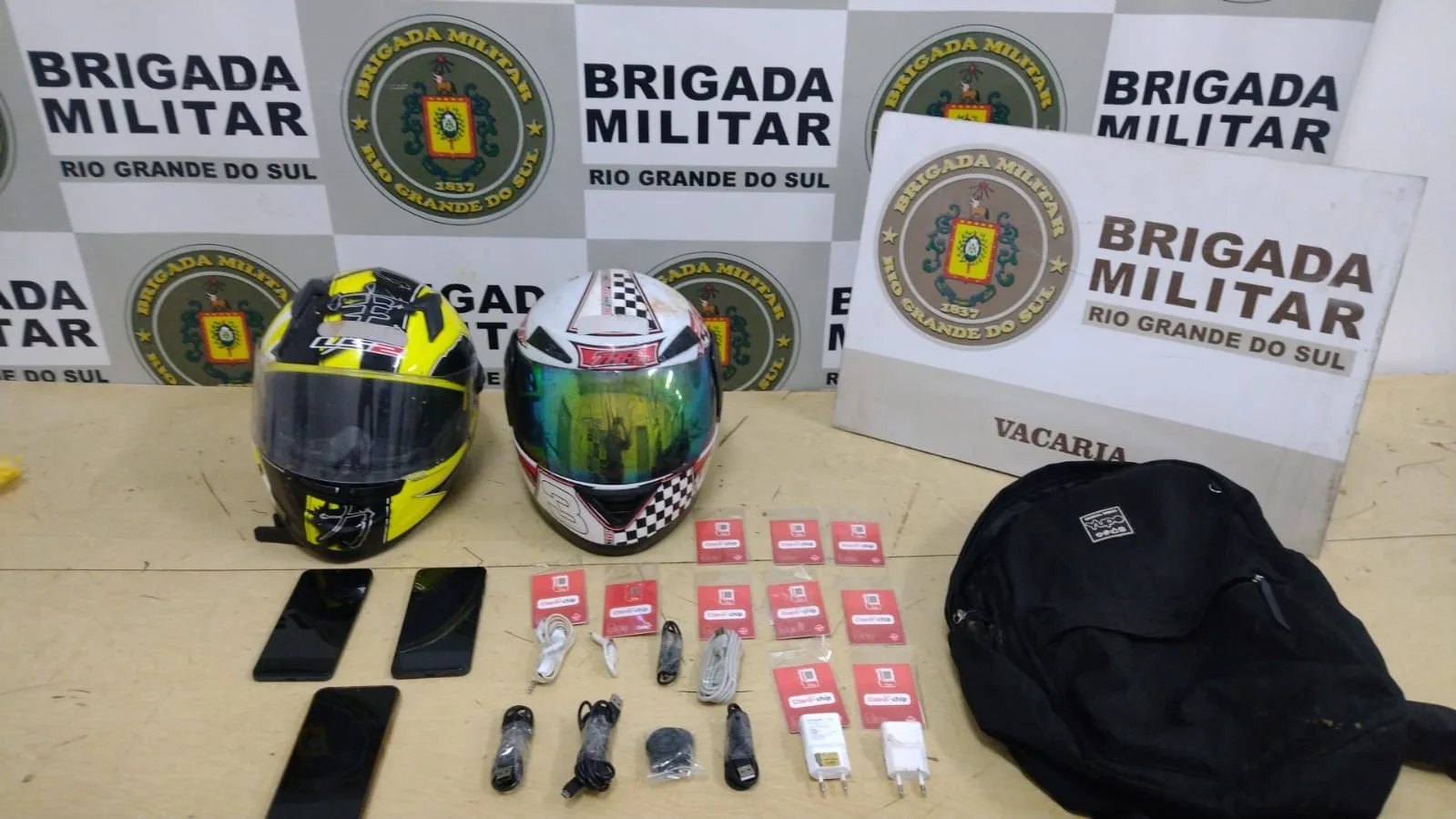 Material arremessado pelos presos foi encontrado no pátio do presídio