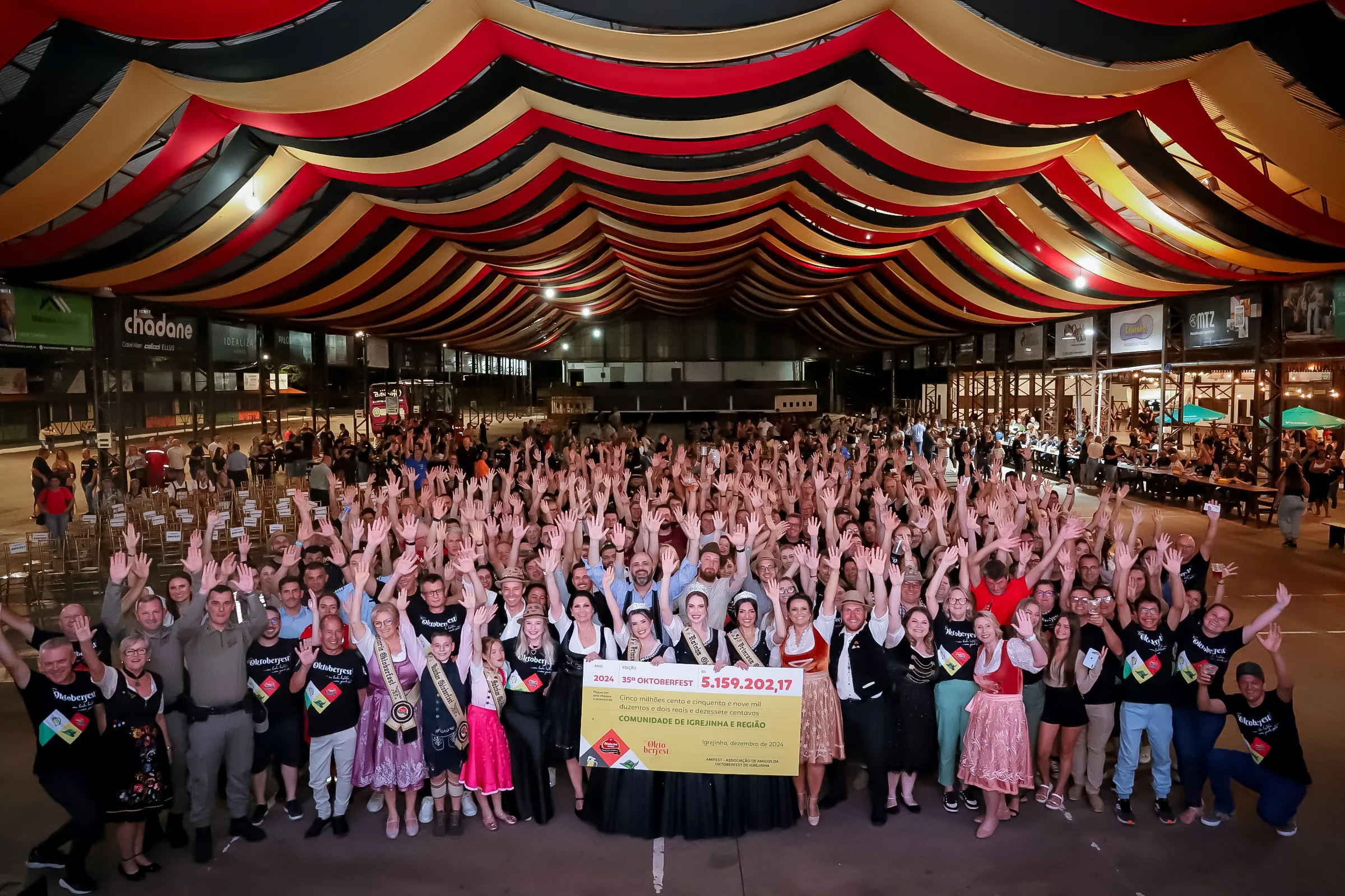 Voluntários da 35ª Oktoberfest de Igrejinha