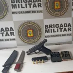 Trio foi preso em flagrante por porte ilegal de arma e corrupção de menor durante ação da Brigada Militar em Farroupilha