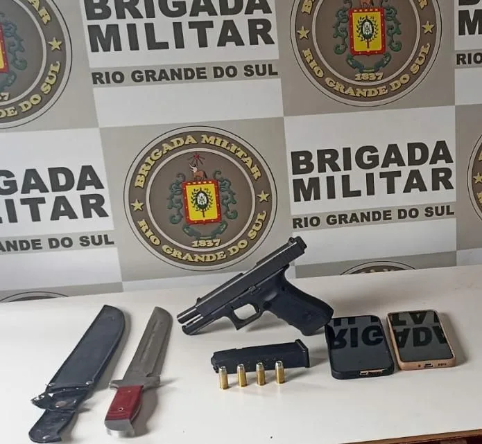 Trio foi preso em flagrante por porte ilegal de arma e corrupção de menor durante ação da Brigada Militar em Farroupilha