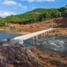 A ponte foi construída com aço e concreto, seguindo um modelo de execução acelerada.