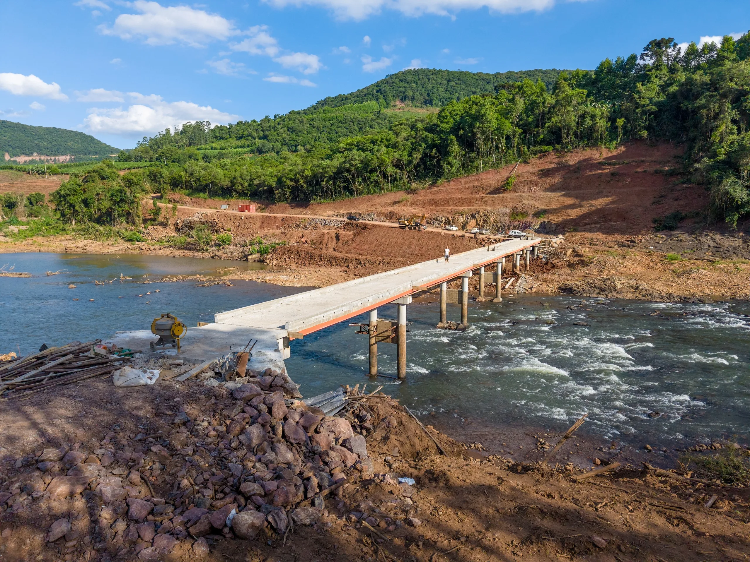 A ponte foi construída com aço e concreto, seguindo um modelo de execução acelerada.