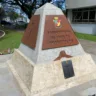 Monumento é entregue em comemoração aos 90 anos de Farroupilha