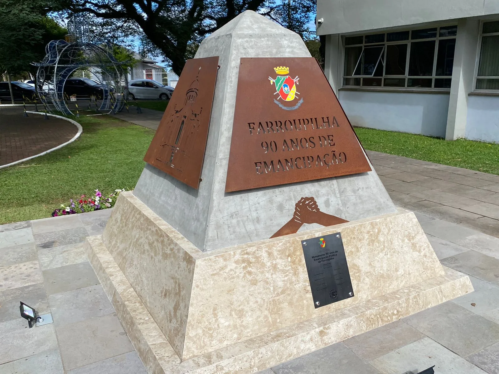 Monumento é entregue em comemoração aos 90 anos de Farroupilha