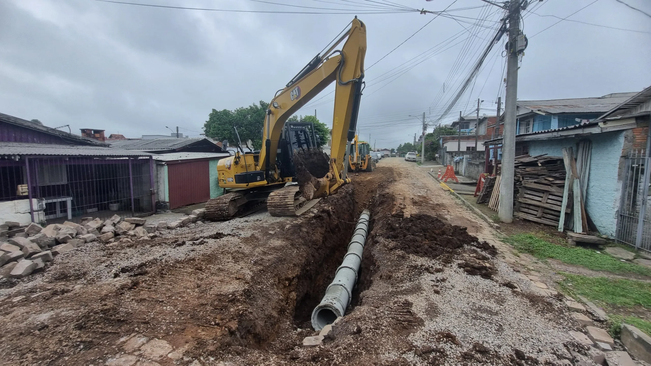 Obras contam com instalação de uma nova rede de drenagem com mais de 120 metros de tubos