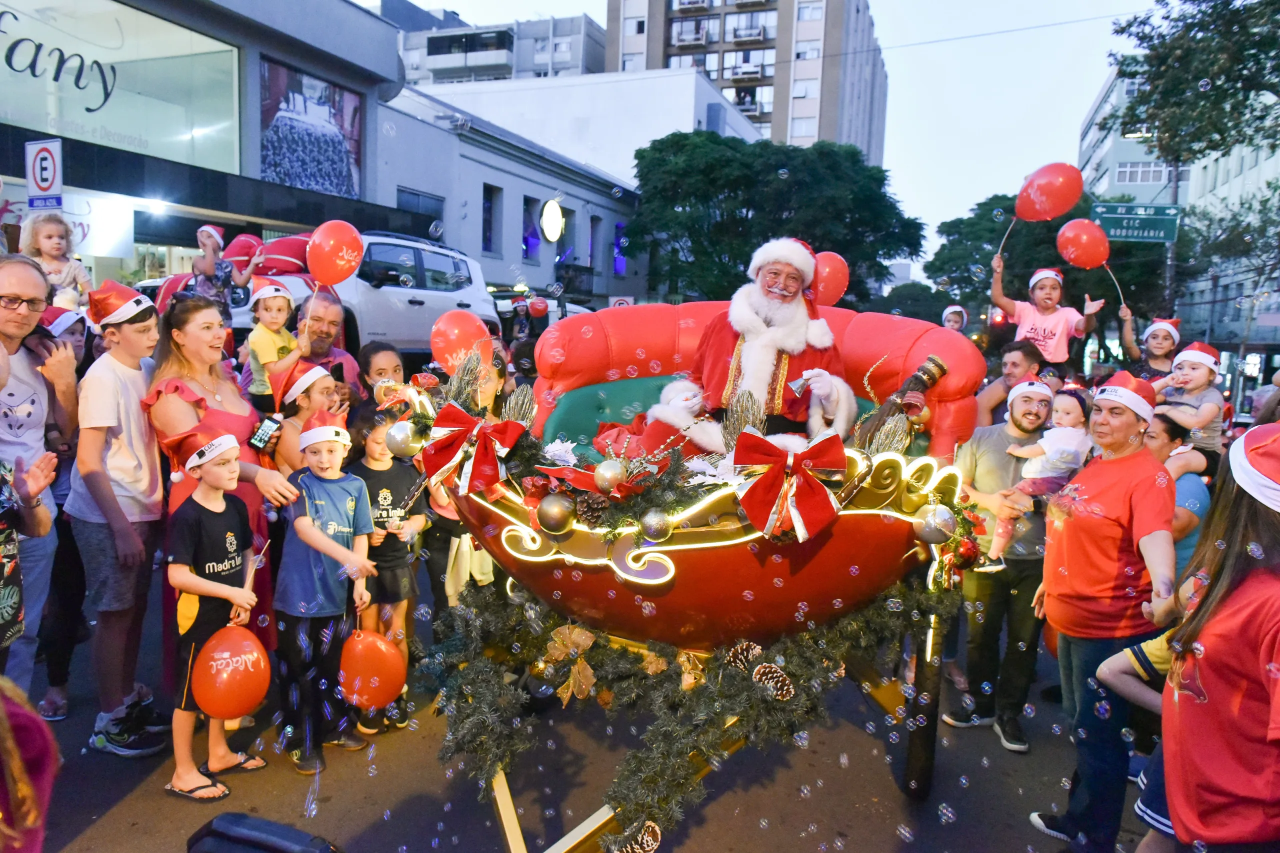 Chegada do Papai Noel é uma das atrações do evento