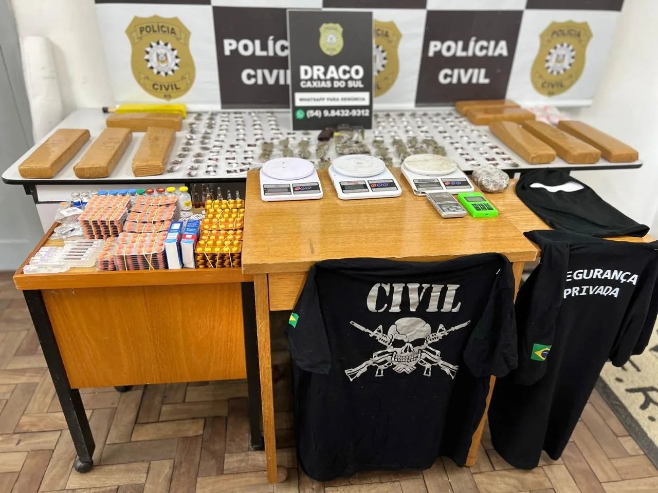 Jovem é preso com nove quilos de drogas, arma e camisetas com logo da polícia em Caxias do Sul