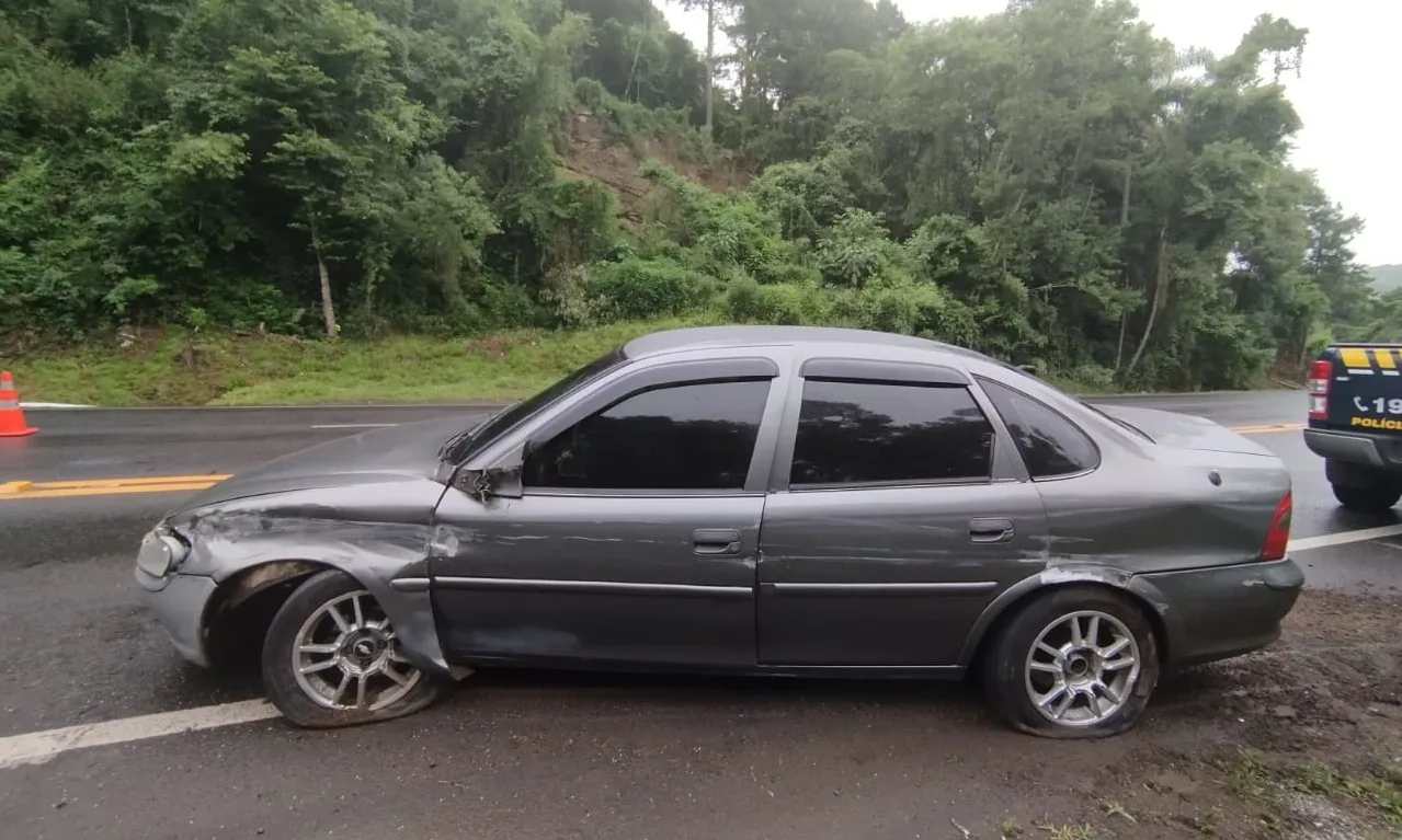 Um GM/Vectra com placas de Bento Gonçalves saiu da pista e colidiu contra a guarda metálica no Km 219 da rodovia.