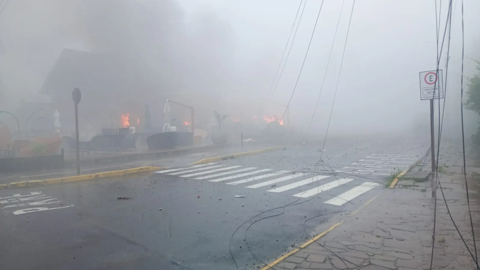 Um avião de pequeno porte caiu, no município de Gramado, na manhã deste domingo (22). 