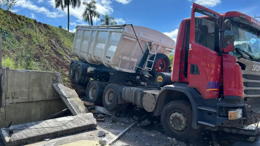 Caminhão colide com caminhonete, sai da pista e desce barranco em Nova Bassano