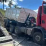 Caminhão colide com caminhonete, sai da pista e desce barranco em Nova Bassano