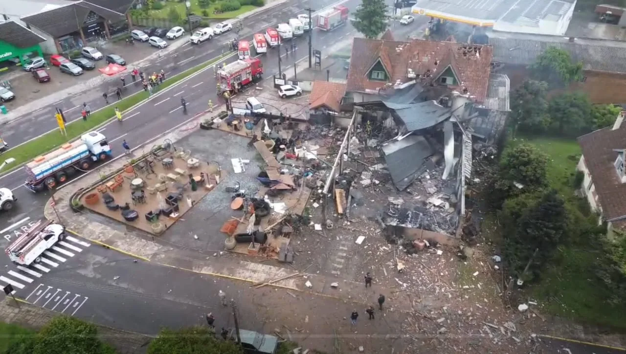 Imagens exclusivas mostram destruição em queda de avião em Gramado.