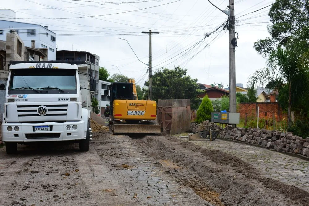 Obras de saneamento e melhorias de redes causam bloqueios no trânsito da zona urbana da cidade