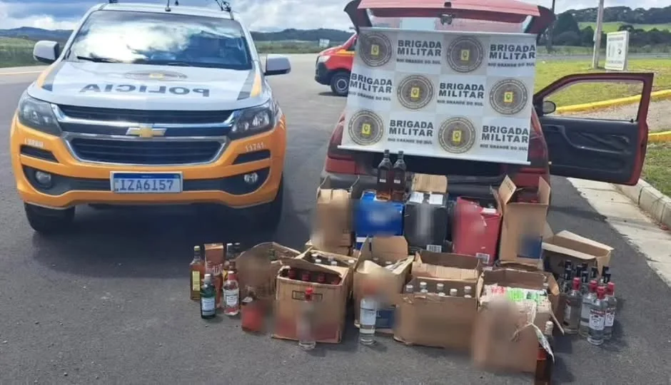 Os policiais militares localizaram 211 garrafas de bebida alcoólica, oriundas de descaminho.