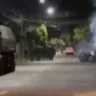 Carros são incendiados após confronto entre BM e moradores da região metropolitana