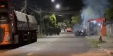 Carros são incendiados após confronto entre BM e moradores da região metropolitana