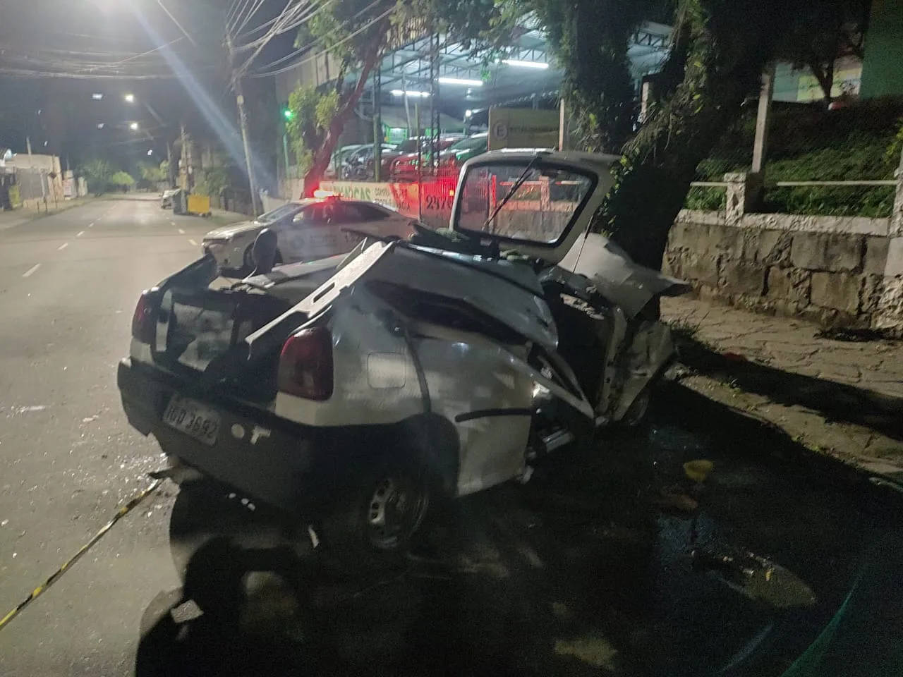 Duas pessoas ficam feridas após colisão de veículo com contêiner e árvore na Visconde de Pelotas, em Caxias do Sul