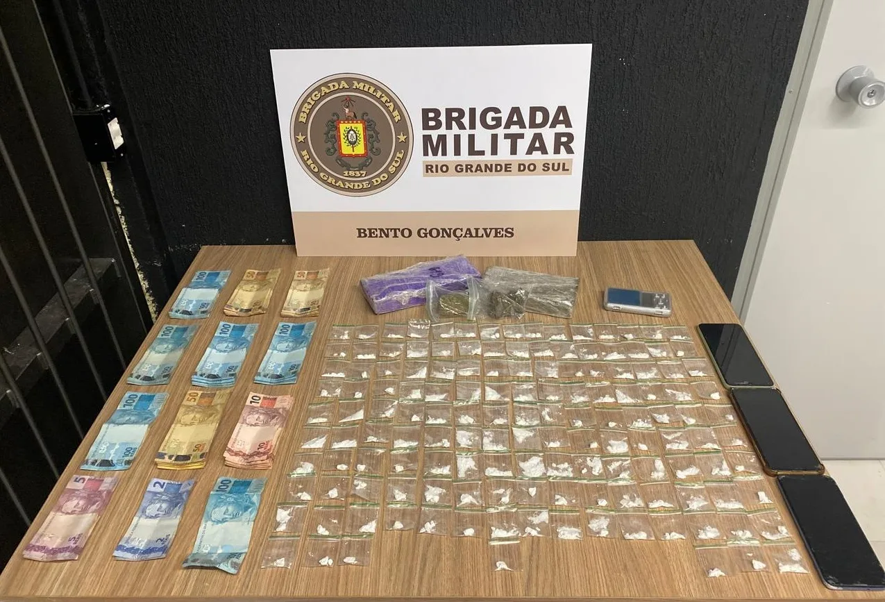 Trio é preso com mais de 1kg de maconha e R$ 8 mil em Bento Gonçalves