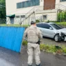 Condutor invade calçada e derruba parada de ônibus em Caxias do Sul