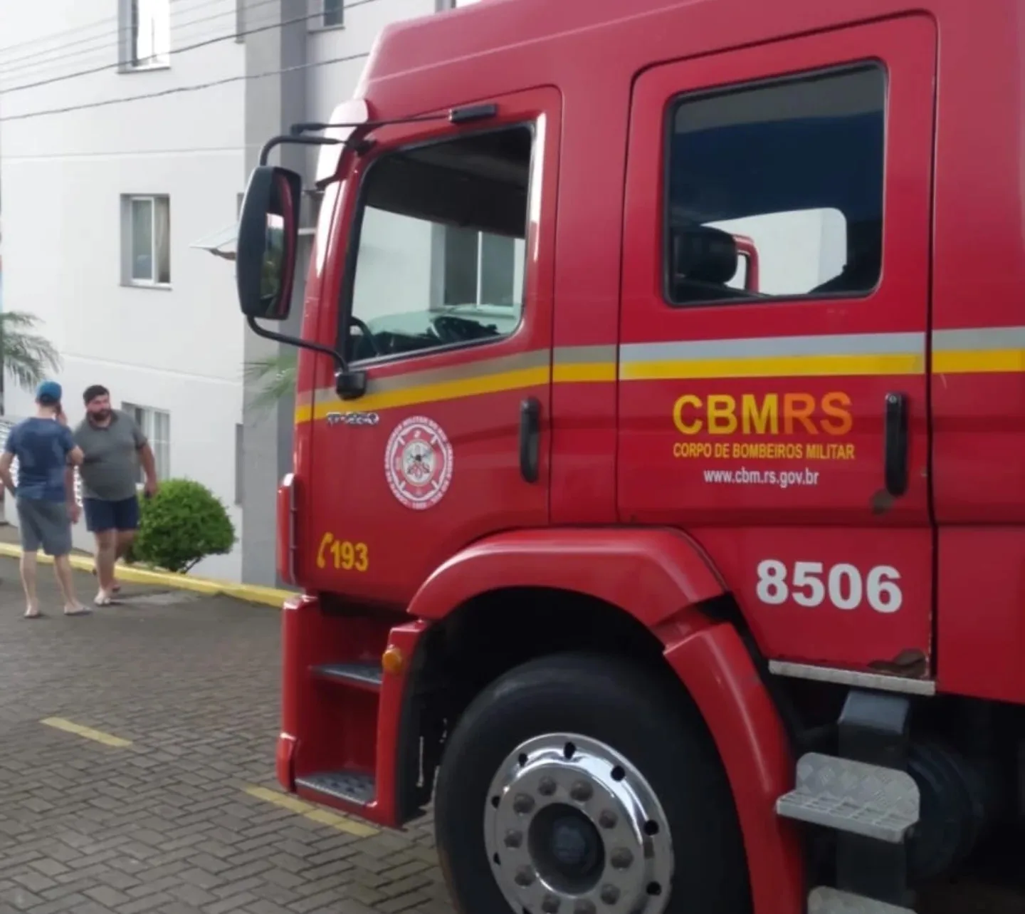 Ao chegarem ao local, na rua Severino Cenbranet, os bombeiros identificaram que o fogo estava em um apartamento do segundo andar.