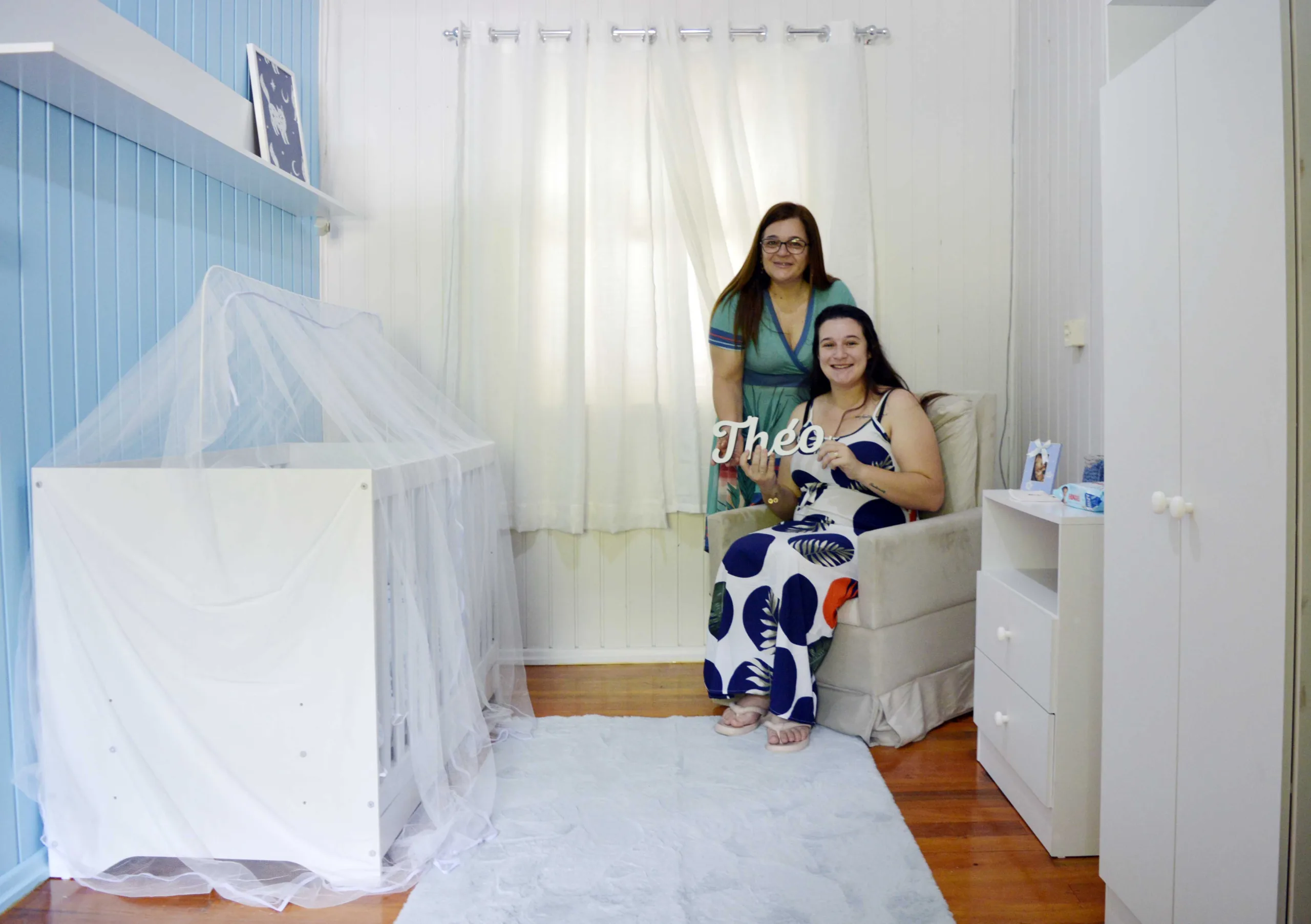 Eduarda Cettolin, acompanhada da mãe, Fátima, ganhou móveis para o quarto do filho Théo