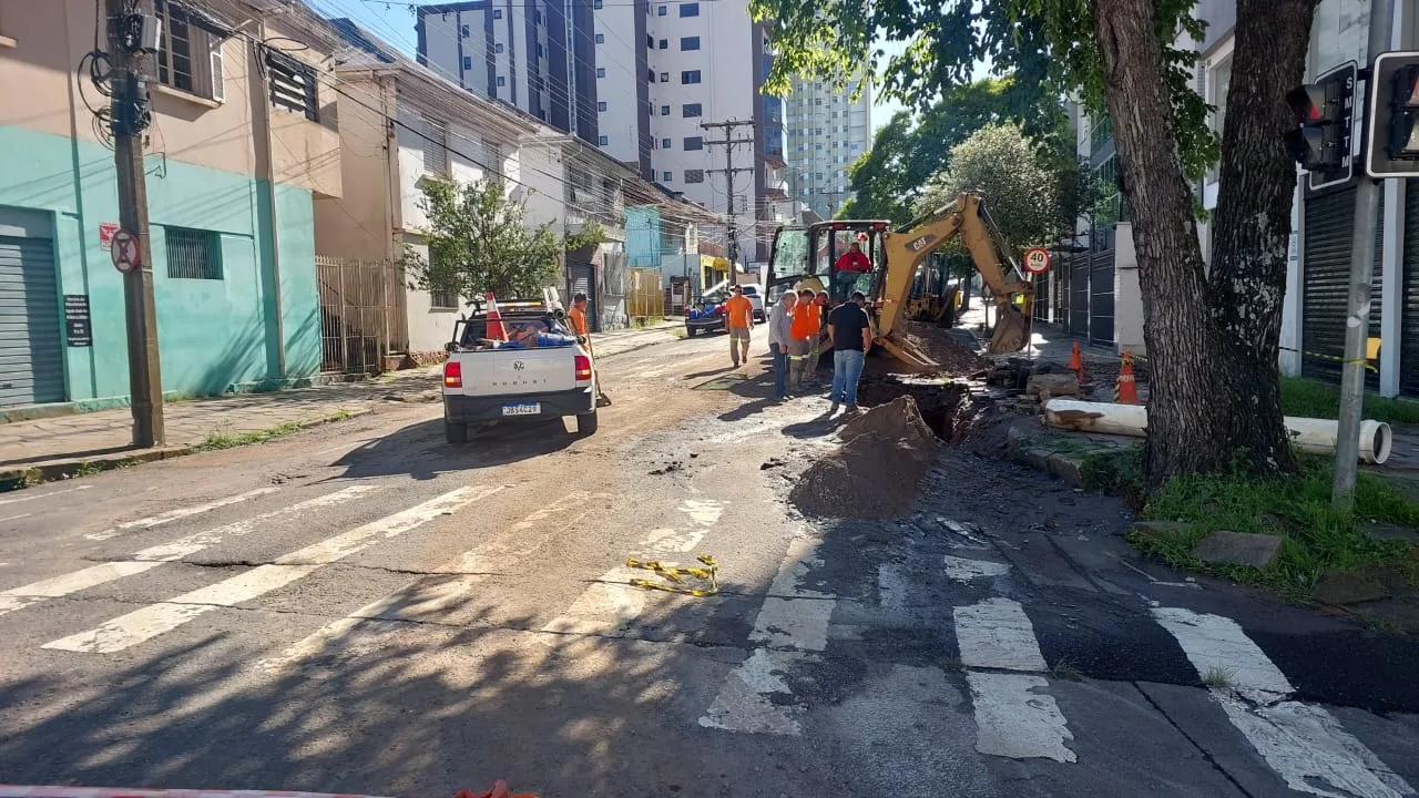 Rompimento de rede adutora bloqueia trânsito na Rua Antônio Prado, em Caxias do Sul