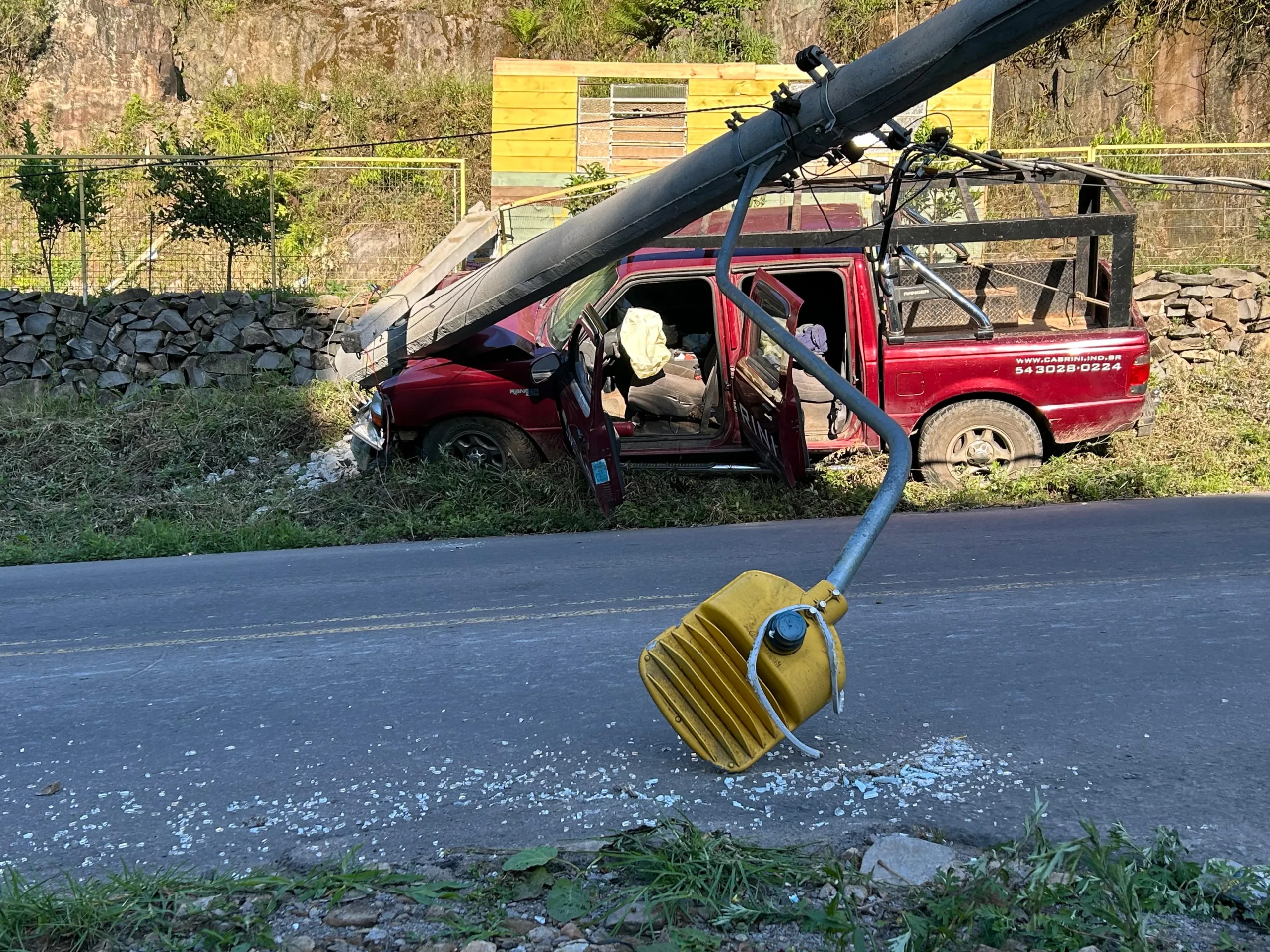 Caminhonete fica sem freios e colide em poste no bairro Kayser, em Caxias do Sul