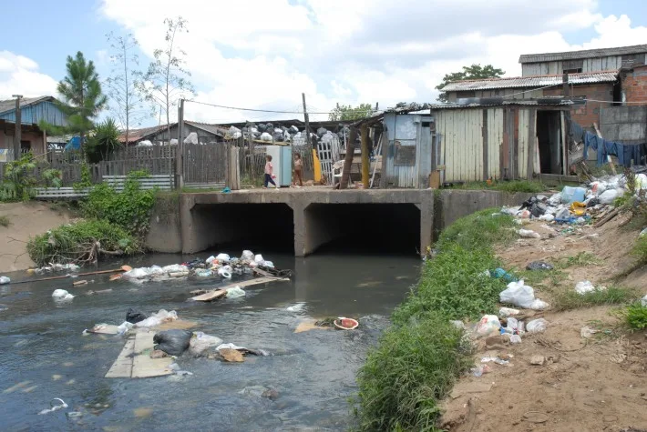 64% da população do Rio Grande do Sul não tem acesso à rede de esgoto, aponta estudo