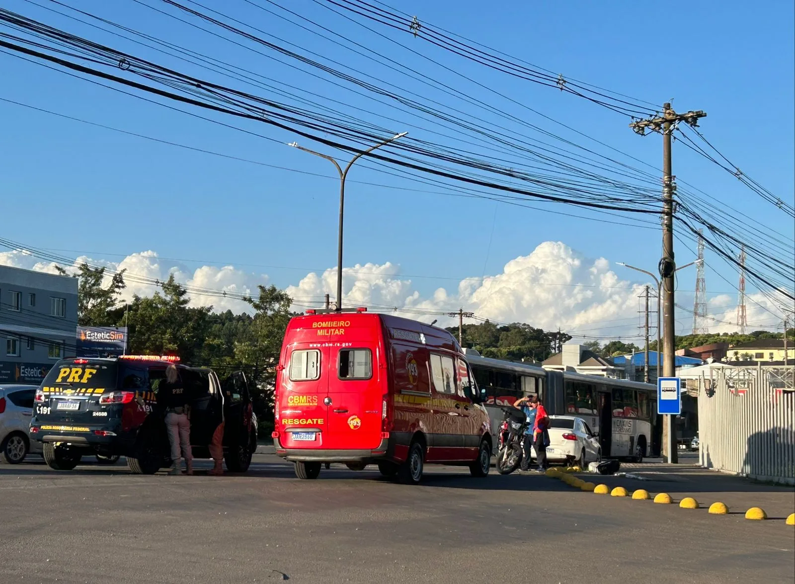 Motociclista fica ferido após colisão com veículo na BR-116, em Caxias do Sul