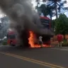 Incêndio atinge ônibus de turismo na Estrada do Caracol, em Canela