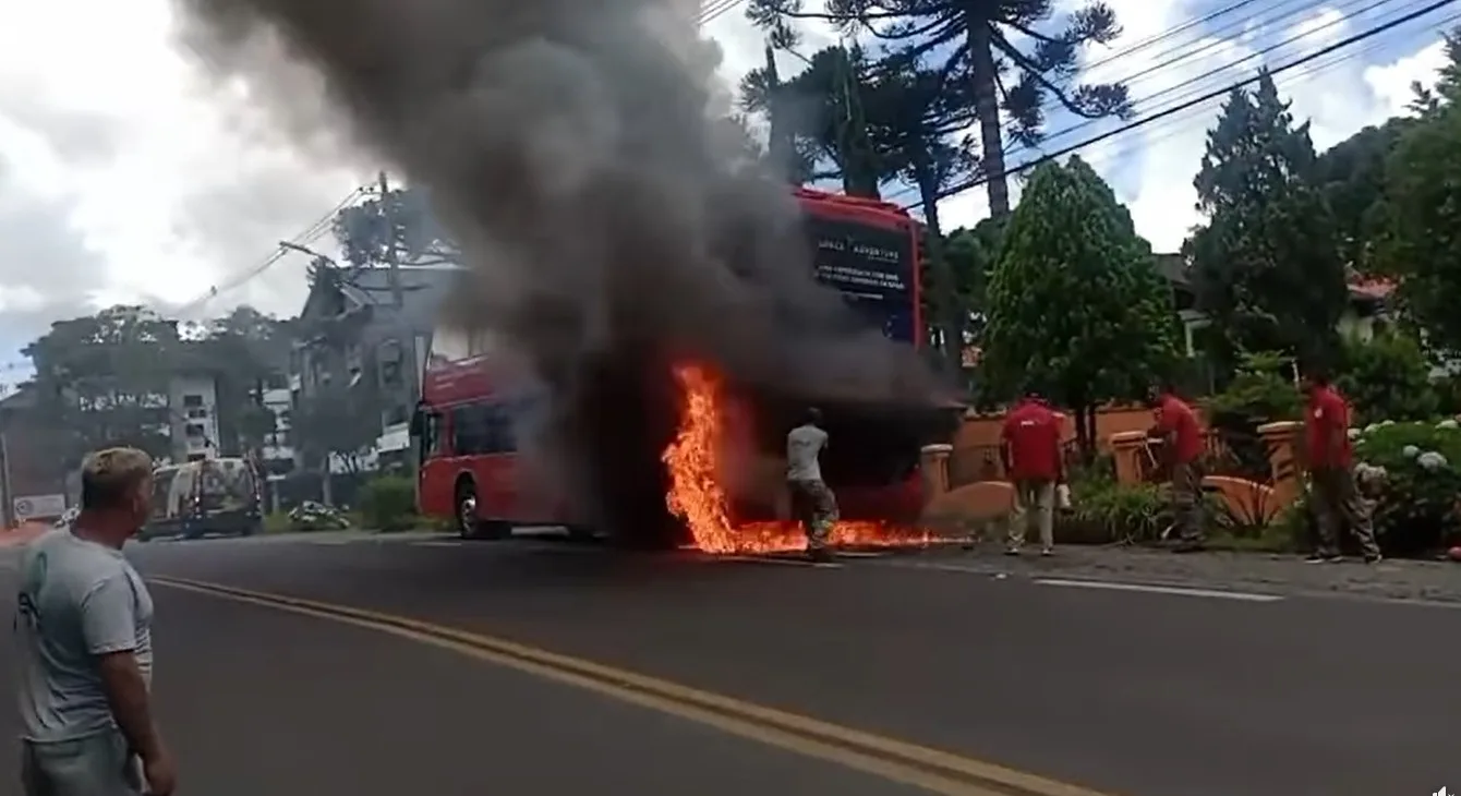 Incêndio atinge ônibus de turismo na Estrada do Caracol, em Canela